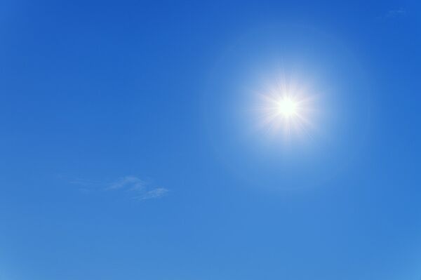 Sonne und blauer Himmel