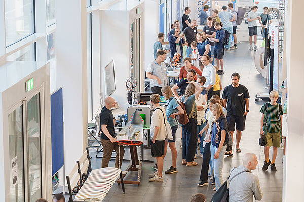 Blick auf das Foyer des Nieper-Baus mit Besuchenden und Ausstellenden