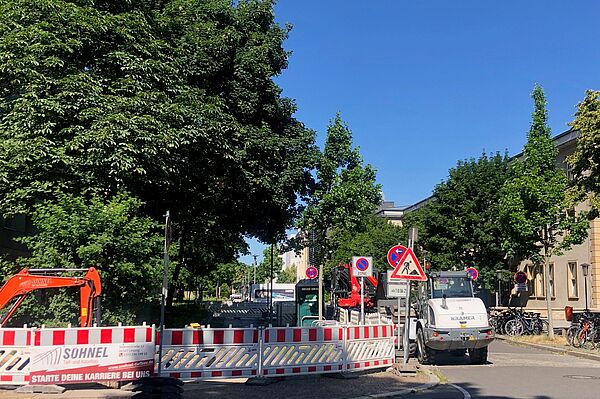 Blick auf eine Baustelle mit Baufahrzeugen