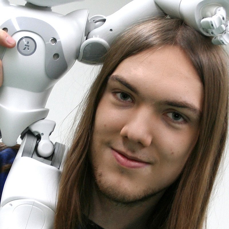 Portraitfoto mit einem kleinen humanoiden Roboter auf der Schulter