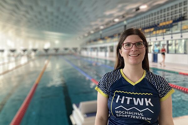 Anne-Sophie Brühl steht in der Schwimmhalle, im Hintergrund sind die Bahnen zu sehen(Foto: Claudia Kramer)